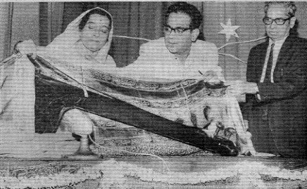 kesar05.jpg - (L-R): Kesarbai, P.L. Deshpande and P.B. Gajendragadkar at the inauguration of Bombay University's Department of Music in 1961