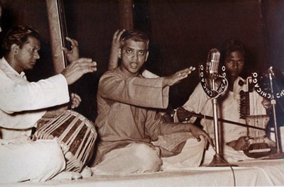 D.V. Paluskar, with Ram Narayan on sarangi