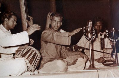 D.V. Paluskar, with Ram Narayan on sarangi D.V. Paluskar, with Ram Narayan on sarangi