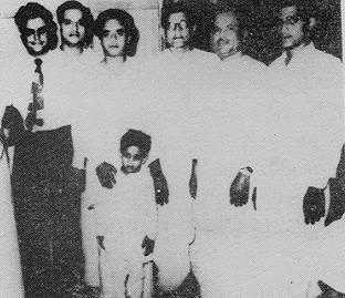 (L-R) Chidanand Nagarkar, K.G. Ginde, Alla Rakha (with Zakir Hussain), <br>Vilayat Hussain Khan, Azmat Hussain Khan, Latafat Hussain Khan 