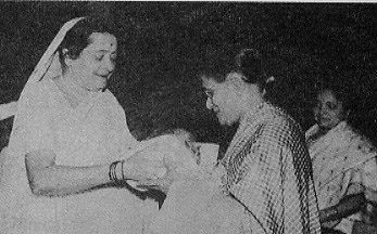 Kesarbai Kerkar felicitates Mogubai Kurdikar Kesarbai Kerkar felicitates Mogubai Kurdikar