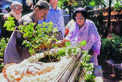 Kishori Amonkar at Alladiya Khan's grave in Mumbai