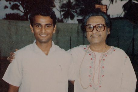 Rajan P. Parrikar with Kishore Kumar (Goa, 1986)