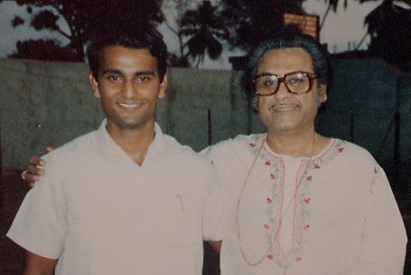 Rajan P. Parrikar with Kishore Kumar (Goa, 1986) Rajan P. Parrikar with Kishore Kumar (Goa, 1986)