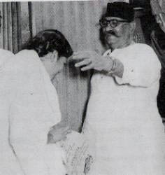 Bade Ghulam Ali blesses Lata Mangeshkar