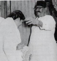 Bade Ghulam Ali blesses Lata Mangeshkar Bade Ghulam Ali blesses Lata Mangeshkar