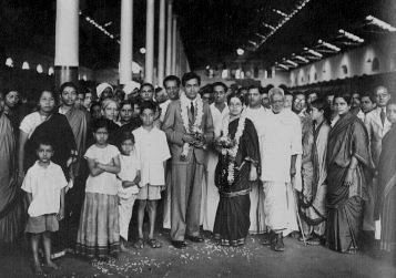 Farewell to a newly married Chandra with wife, Lalitha, at the Madras railway station (1936)