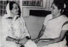 Kesarbai Kerkar (l) and Dhondutai Kulkarni