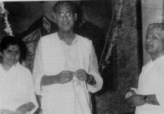 (L-R): Lata, Amir Khan, Vasant Desai (L-R): Lata, Amir Khan, Vasant Desai