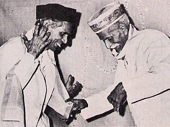 (L-R): Sharatchandra Arolkar (1912-1994) and Krishnarao Shankar Pandit