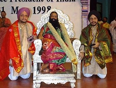 (L-R) Surinder Singh, Ganapati Sachidananda Swamy, Tejpal Singh