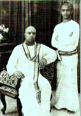 Somu with his guru Chitoor Subramania Pillai